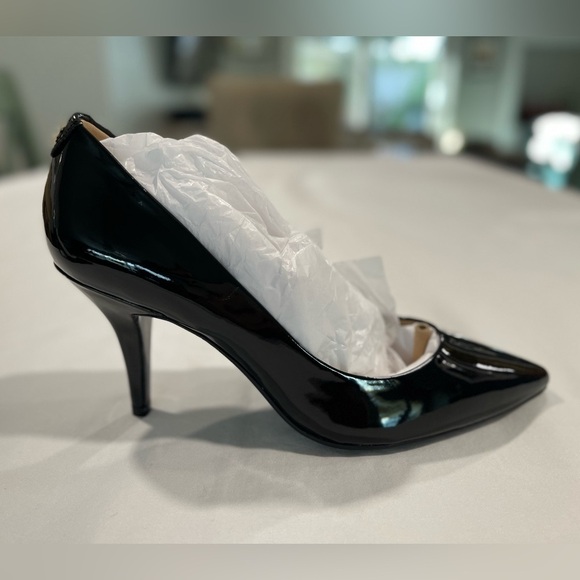 Michael Kors | NWT | Alina Flex Black Patent Leather Mid Heel | Size 7 - Picture 9 of 11